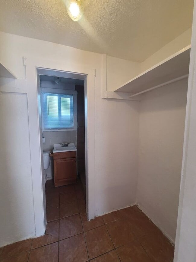 Building Photo - Studio