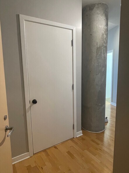 Front Bathroom - 720 N Larrabee St Unit 1707