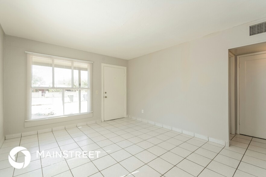 Building Photo - 4325 S 15th Ave