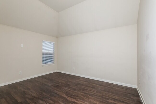 Building Photo - 576 Camano Way