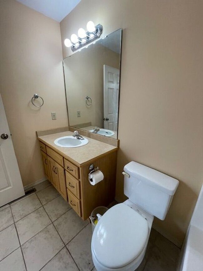 Building Photo - 4 Bedroom Home in SE Springfield!