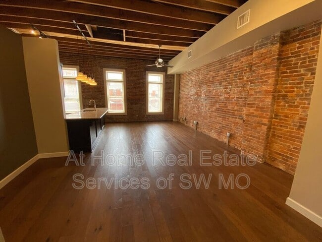 Building Photo - 412 South Ave