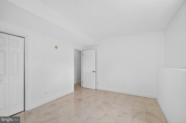Building Photo - 13296 Hollinger Ave