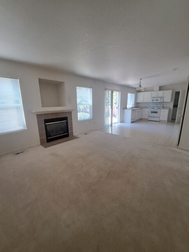 Building Photo - Beautiful Bright 3 bedroom - A/C  - Move i...