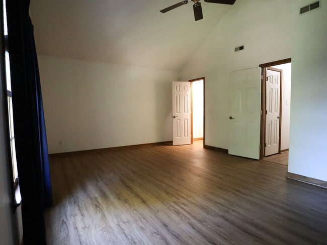Building Photo - 4-Bedroom Home on Quiet Cul-de-Sac - Must See
