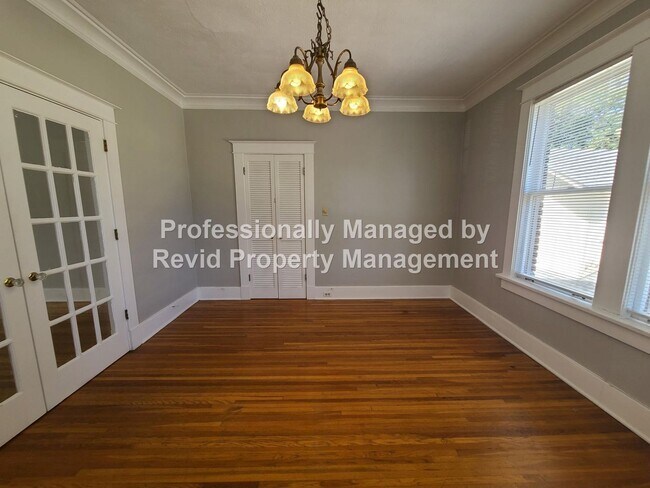 Building Photo - Large upstairs apartment in Midtown!
