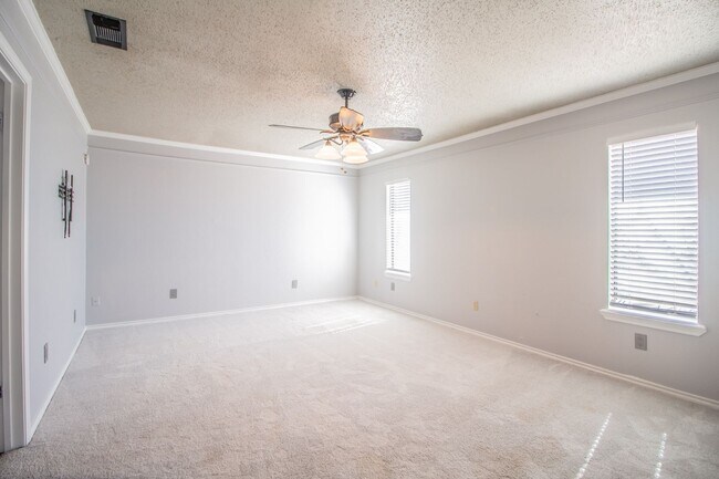 Building Photo - Charming home with updates!