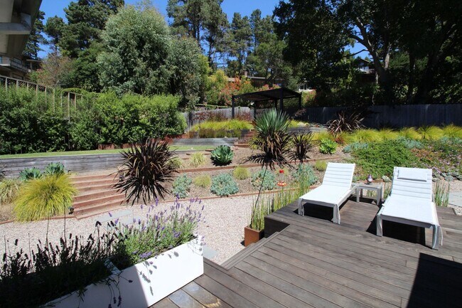 Building Photo - Bright, Stylish Living with Exceptional Ou...