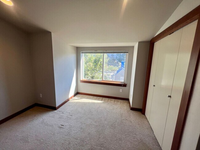 Building Photo - 4015 7th Ave NE