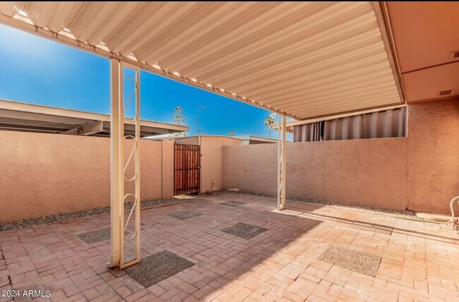 Building Photo - Spacious 4BR Townhome in Phoenix