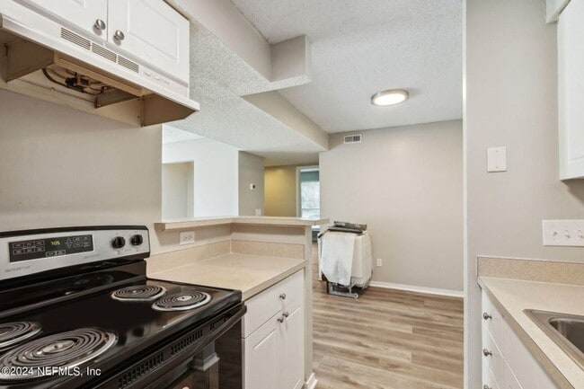 Building Photo - Renovated Condo in a Convenient Location!