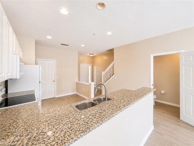 Building Photo - 912 Hampton Cir