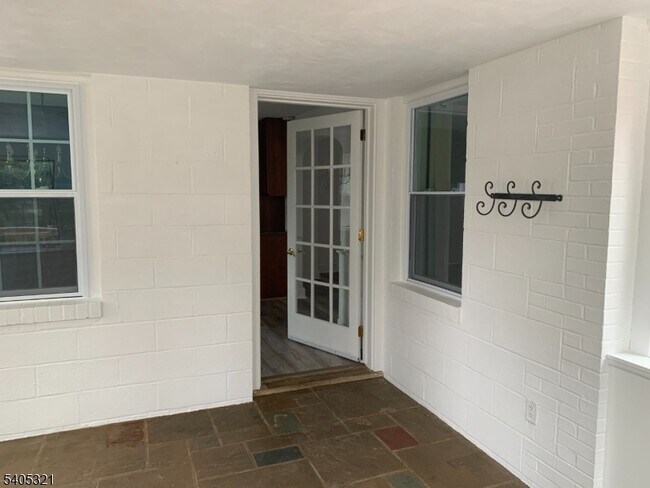 Building Photo - 3 Meadow Dr