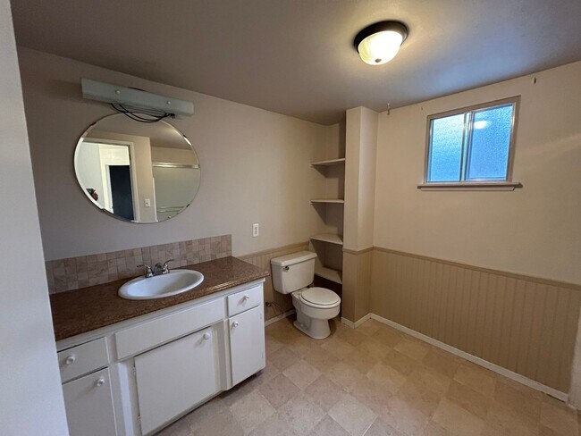 Building Photo - 4 Bedroom + Family Room - Spacious Home wi...