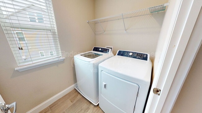 Building Photo - 201 Silver Creek Pl