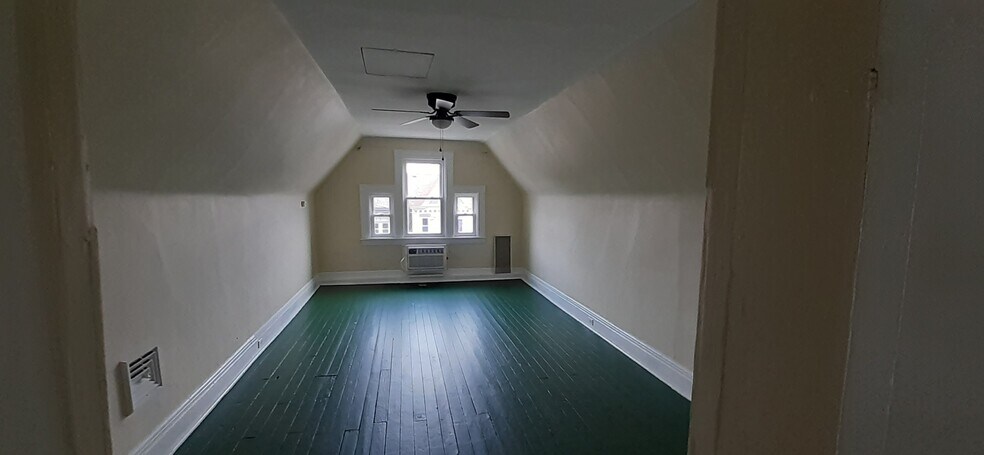 spacious bedroom on 3rd floor - 7718 Brashear St