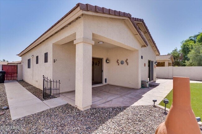 Building Photo - 902 E Madeline Dr