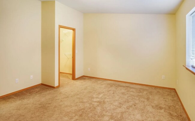 Building Photo - Spacious 5BD 2.5BA