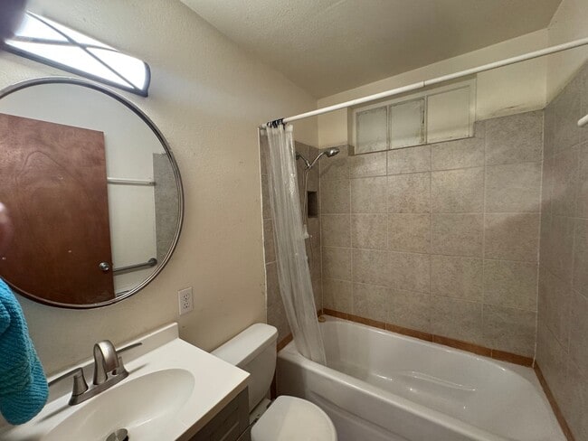 Building Photo - fully furnished 3-bedroom, 2-bathroom