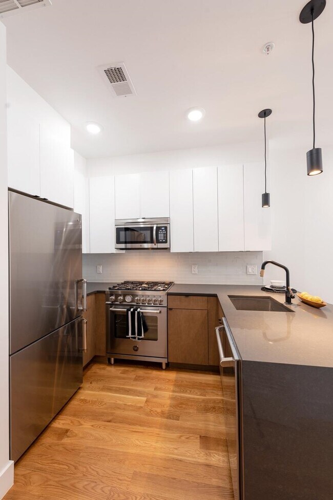 Building Photo - 827 Pavonia Ave