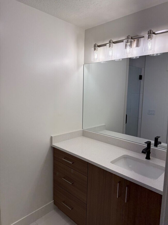 Building Photo - Beautiful townhome with 2 car garage, Central Air and Master Suite