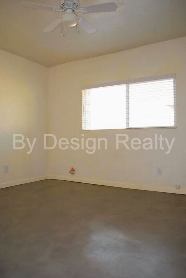 Building Photo - Recently Updated - 3 Bed 2 Bath - Large Ga...