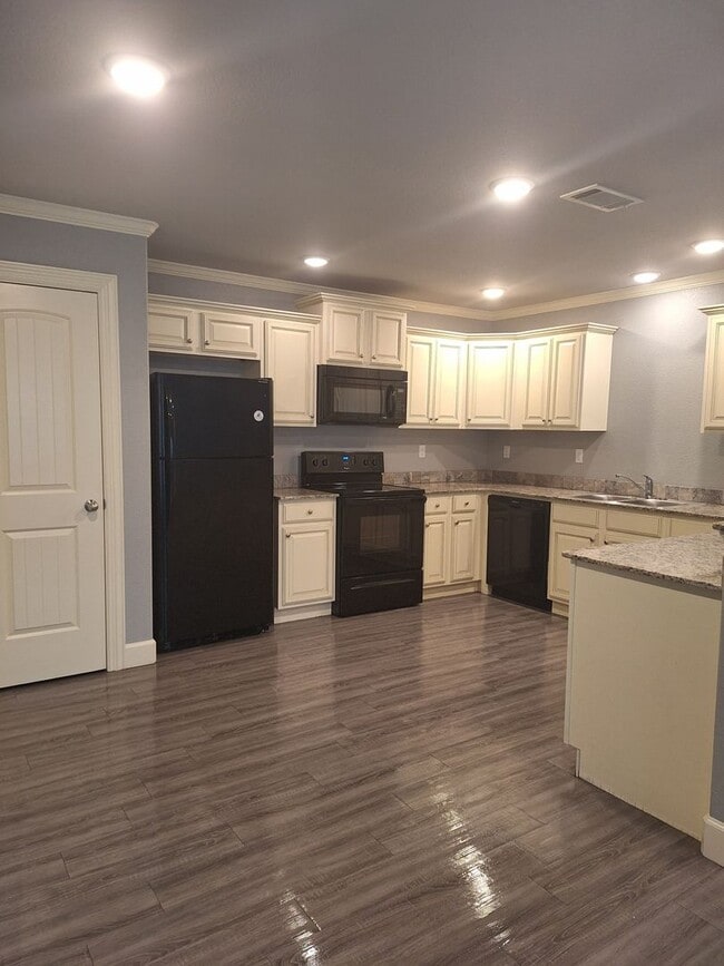 Building Photo - 3 bedroom Duplex with Move in special