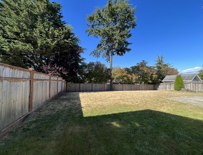 Building Photo - Spacious Craftsman Style Home - Pet Friendly!