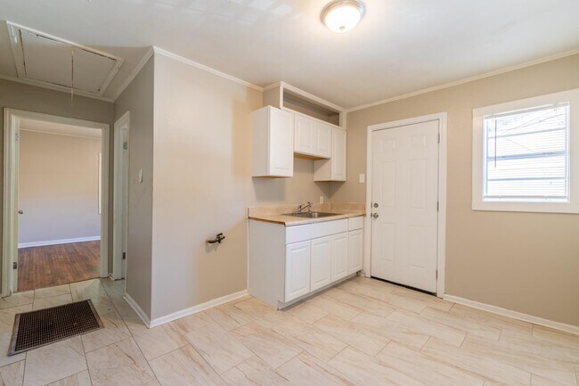 Building Photo - 1677 Echles St