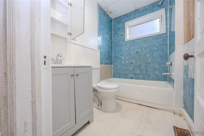 Building Photo - 2146 Genesee St