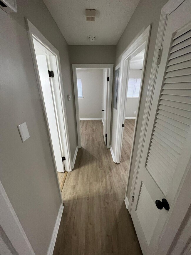 Building Photo - 4454 Lapaloma Dr