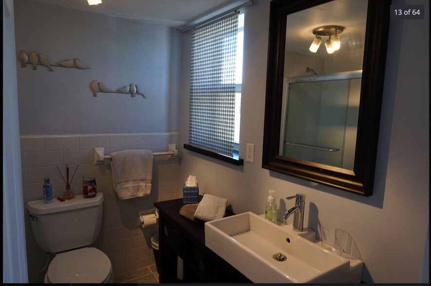 Building Photo - 815 Middle River Dr
