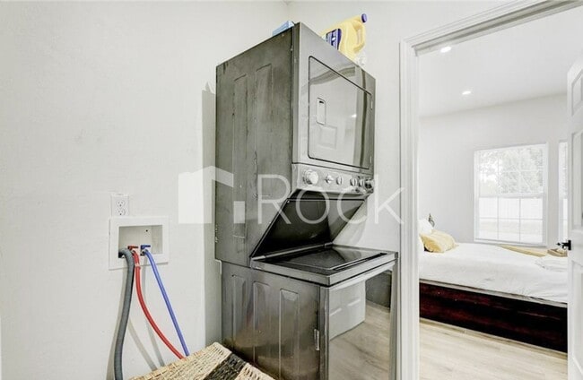 Building Photo - 4 Bedroom Home with 2.5 Bathrooms on a Corner Lot near Plaza District
