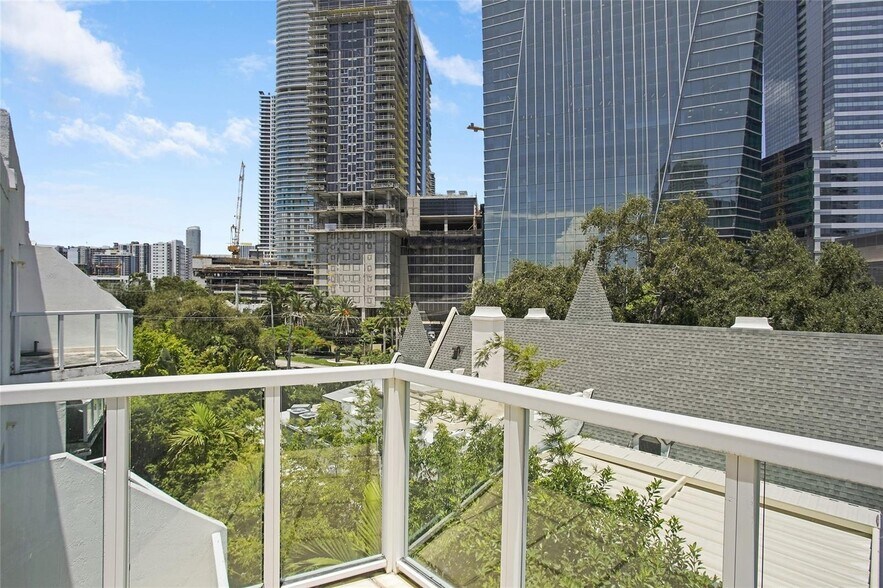 Building Photo - 1528 Brickell Ave