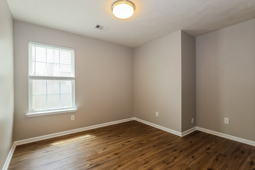 Building Photo - 8138 Sanders Glen Ln
