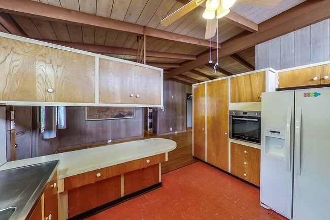 Building Photo - 2 Bed 1 Bath 1 Parking Apartment. 1 Year Lease.