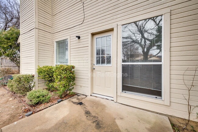 Building Photo - 902 Astaire Ave