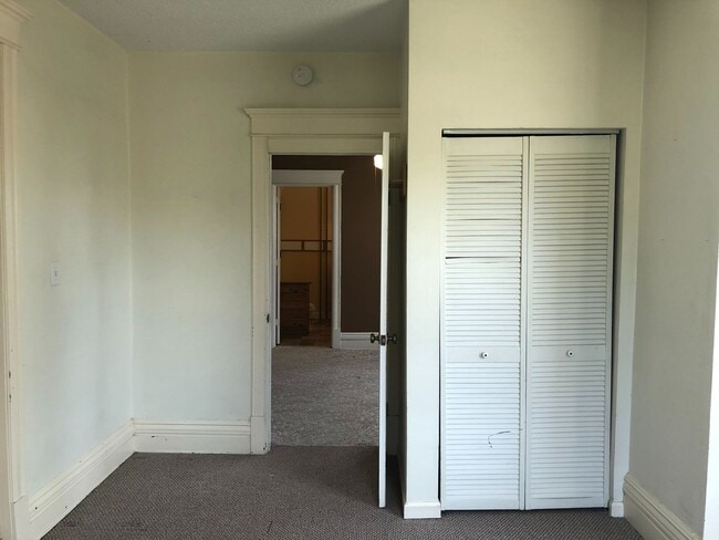 Building Photo - 1st Floor 2 Bedroom Apartment w/ Private Basement - Available July 1st