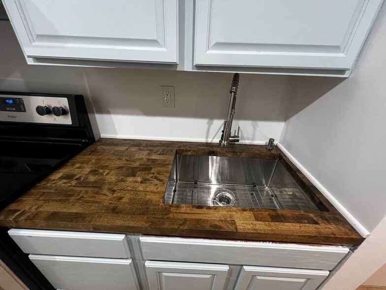 Building Photo - 25 Spruce St