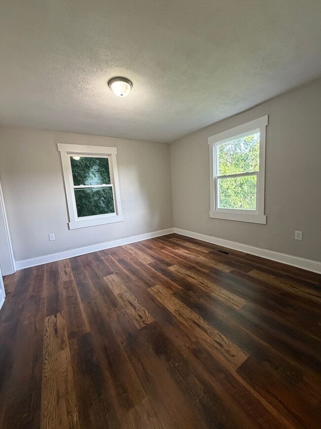 Building Photo - 3 Bedroom in Frankfort!