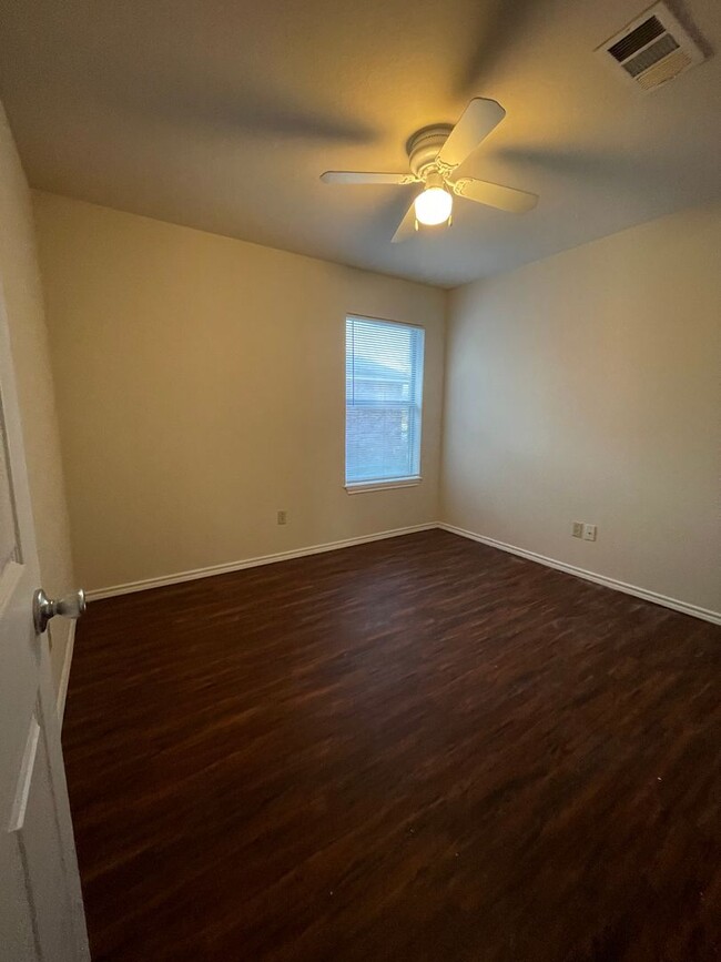 Building Photo - Very nice 3 bedroom 2 bath 2 car garage in...