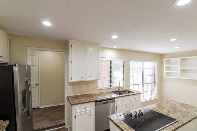 Building Photo - 207 Queens Ct