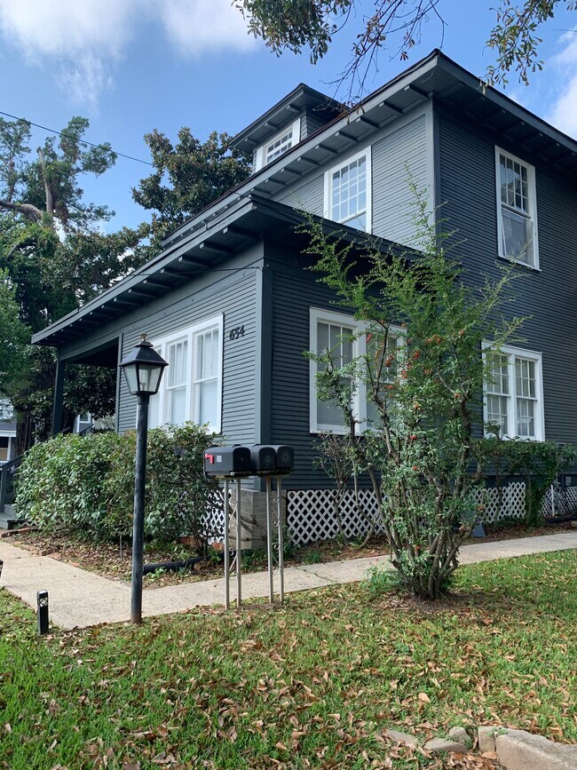 Front - 654 Jordan St