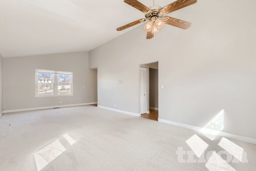 Building Photo - 2453 Crescent Ln S