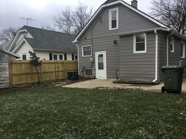 Building Photo - 6111 W St Paul Ave