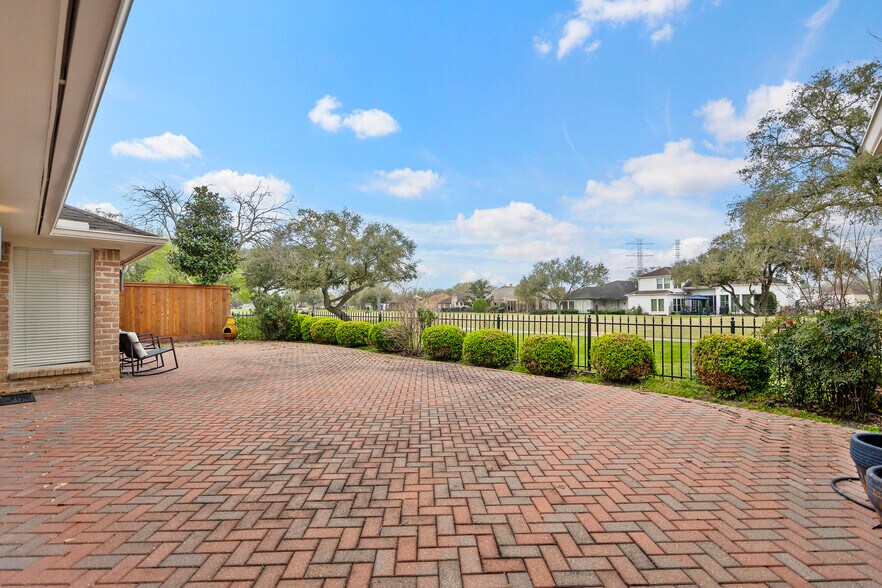Building Photo - 534 Fox Briar Ln