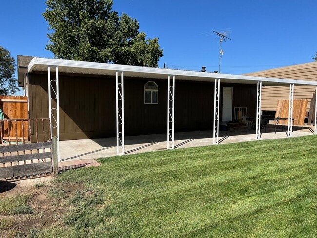 Building Photo - 2 Bedroom country home