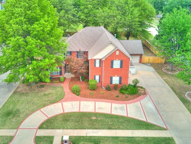 Building Photo - This stunning 4-bedroom, 3.5-bathroom home...
