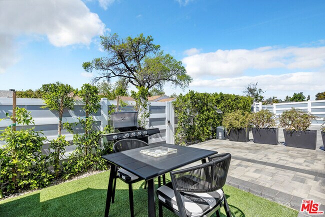 Building Photo - 7076 Park Manor Ave