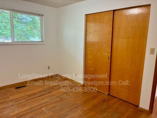 Building Photo - 310 NE Cambridge Cir